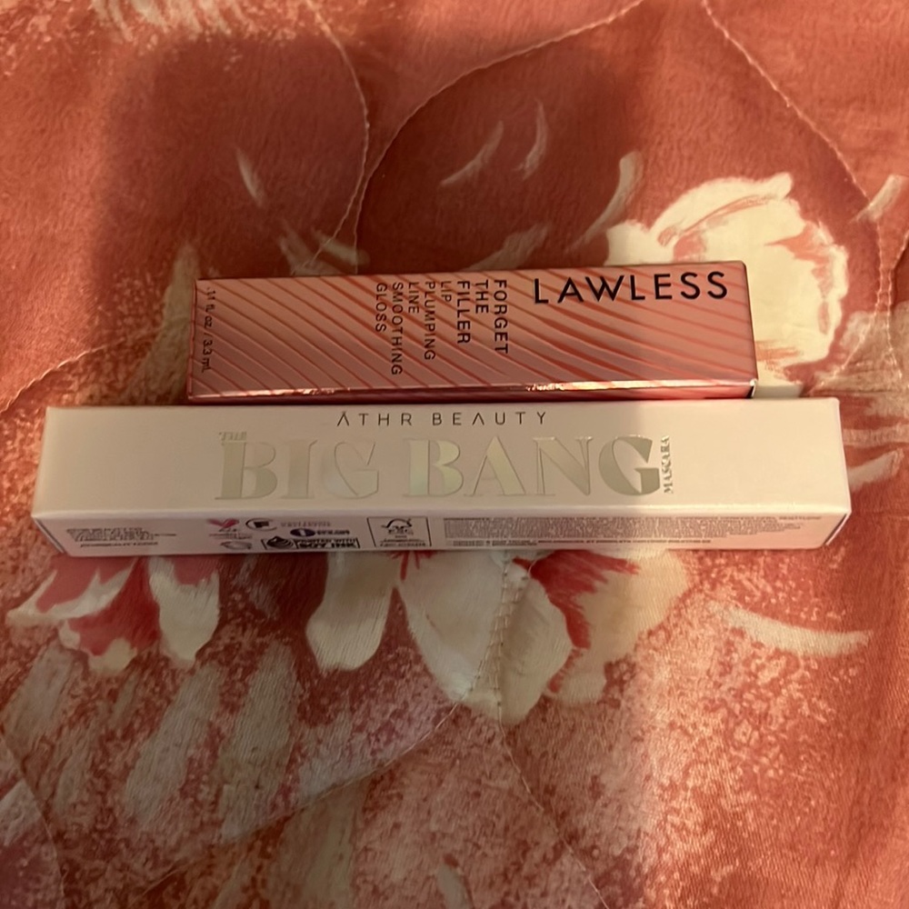 Plumping lip gloss lawless with mascara
